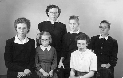 Francine met vijf andere weesmeisjes